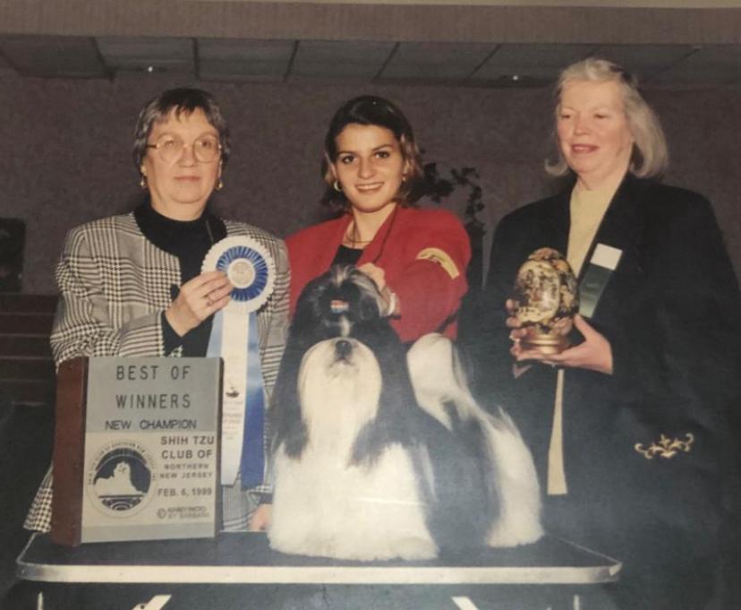 Fabiana Perrone em exposição canina internacional com experiência em grooming